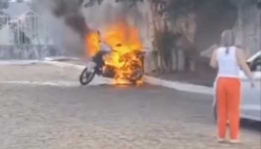 Foto mostra motocicleta pegando fogo em Salto da Divisa (MG)