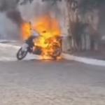 Vídeo: jovem não consegue se matricular e ateia fogo em moto de professora em MG