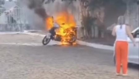 Foto mostra motocicleta pegando fogo em Salto da Divisa (MG)