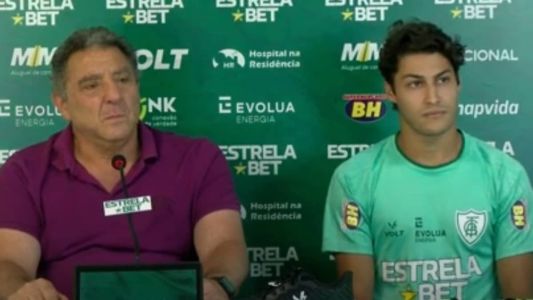 Salum (esq), dirigente do América, e Marcinho (dir), novo reforço do clube