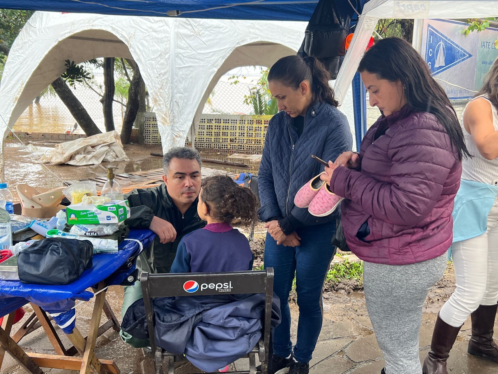 Chuvas no RS: dez dias após início das enchentes, voluntários resgatam duas crianças ilhadas