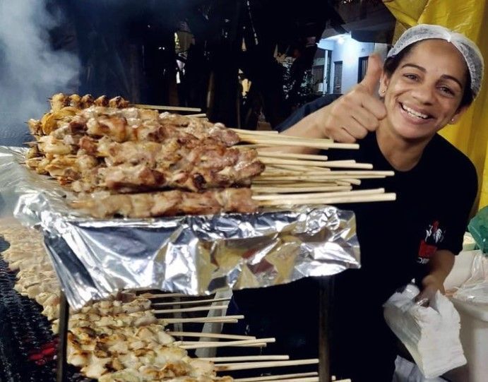 Churrasquinho a R$ 2 com pinga de brinde tem o mesmo preço desde 2019: ‘Sambiquira ajuda’