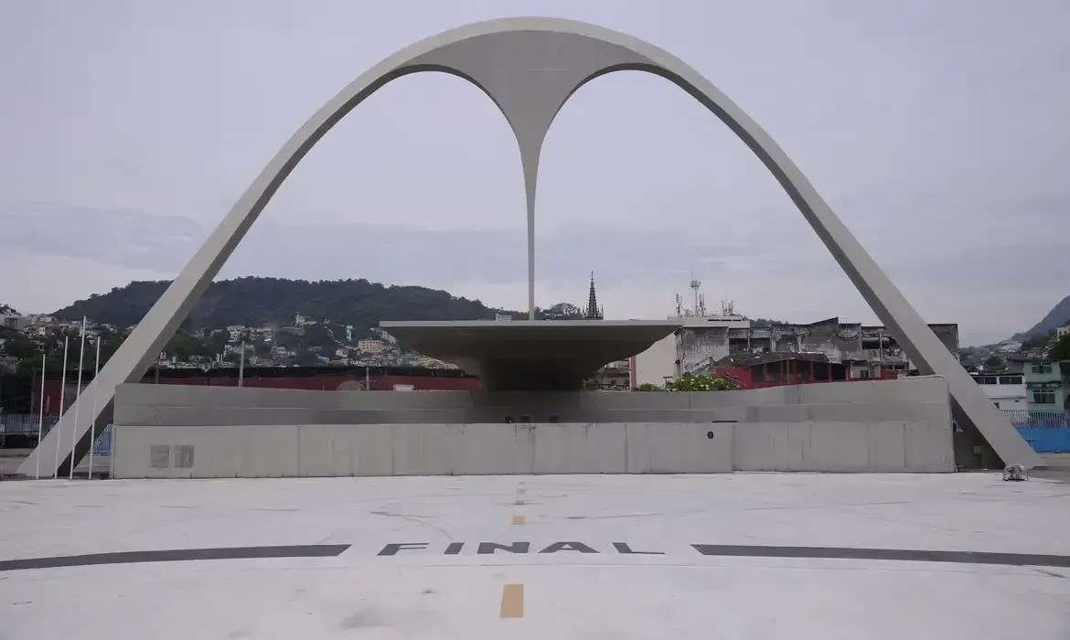 Carnaval: dona de camarote na Sapucaí é presa por armazenar refeição no banheiro