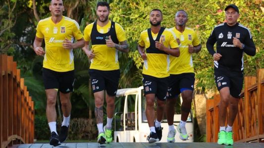 Samir, o primeiro de amarelo à direita, com os companheiros de Tigres