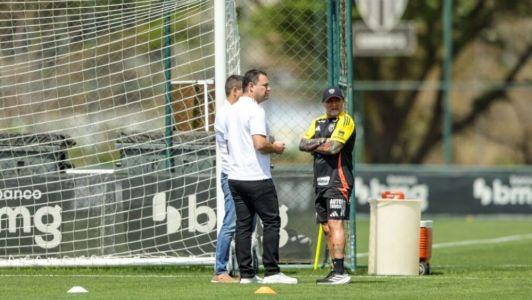 Rafael Menin, investidor da SAF do Galo, acompanha treino ao lado de Jorge Sampaoli e Victor Bagy