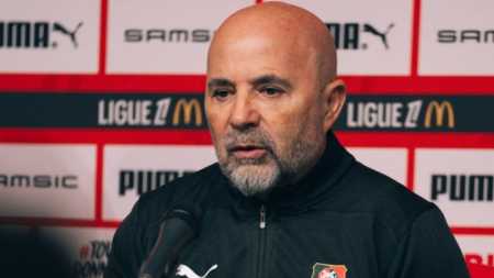 Jorge Sampoali em entrevista como técnico do Stade Rennais, onde foi demitido em janeiro de 2025