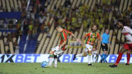 Sampaio Corrêa conseguiu o empate com o CRB graças a um gol de pênalti nos acréscimos