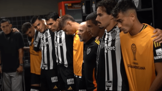 Técnico Jorge Sampaoli em discurso no vestiário da Arena MRV
