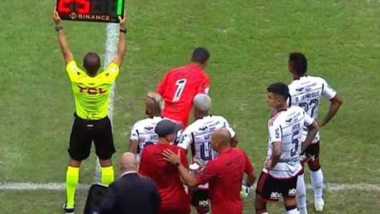 Sampaoli mudou até o goleiro no intervalo