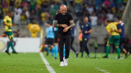Sampaoli na área técnica do Flamengo: trabalho do argentino não engrena