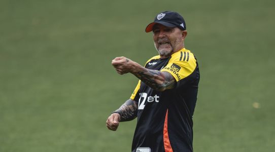 Jorge Sampaoli durante treinamento na Cidade do Galo