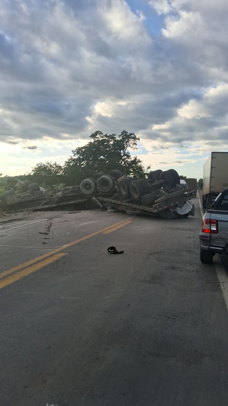 Carreta capota após colisão com carro na MGC-122, em Porteirinha, no Norte de Minas