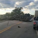 Carreta capota após colisão com carro na MGC-122, em Porteirinha, no Norte de Minas