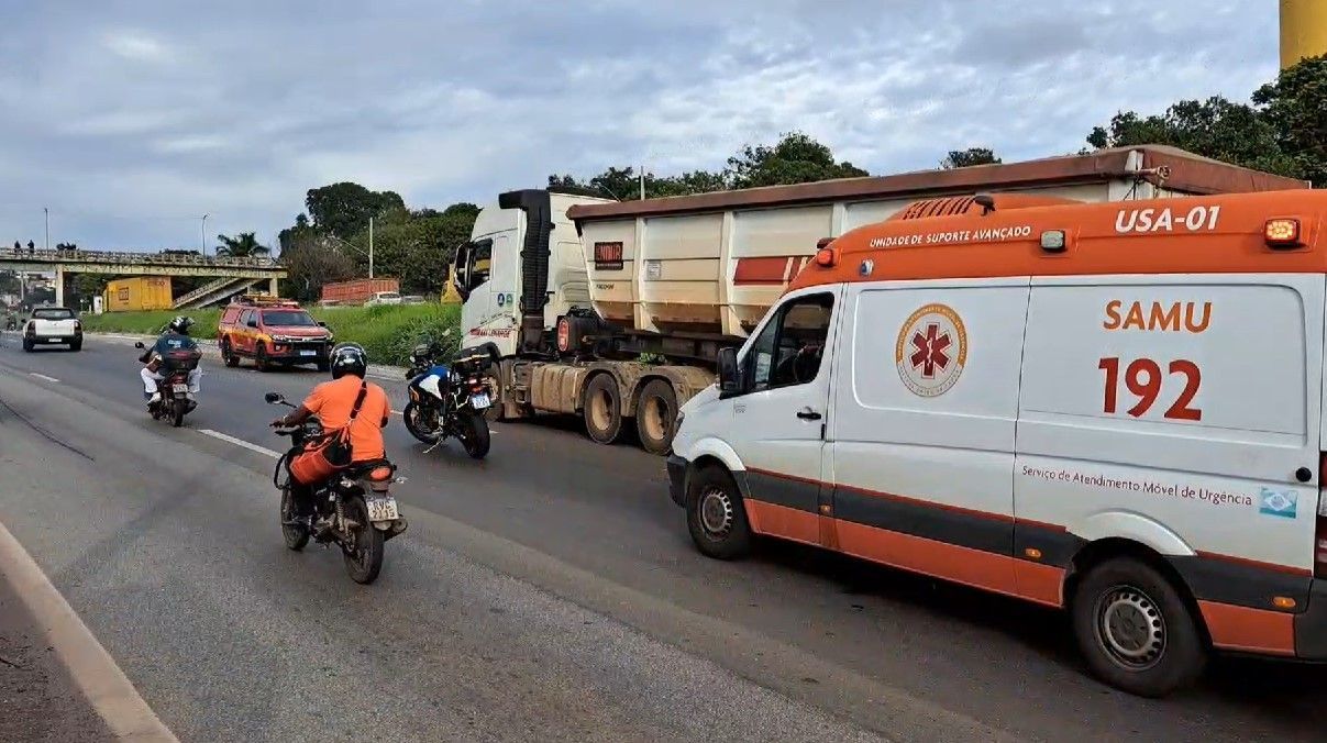 Duas pessoas ficam feridas após moto parar debaixo de carreta em acidente no Anel Rodoviário, em BH