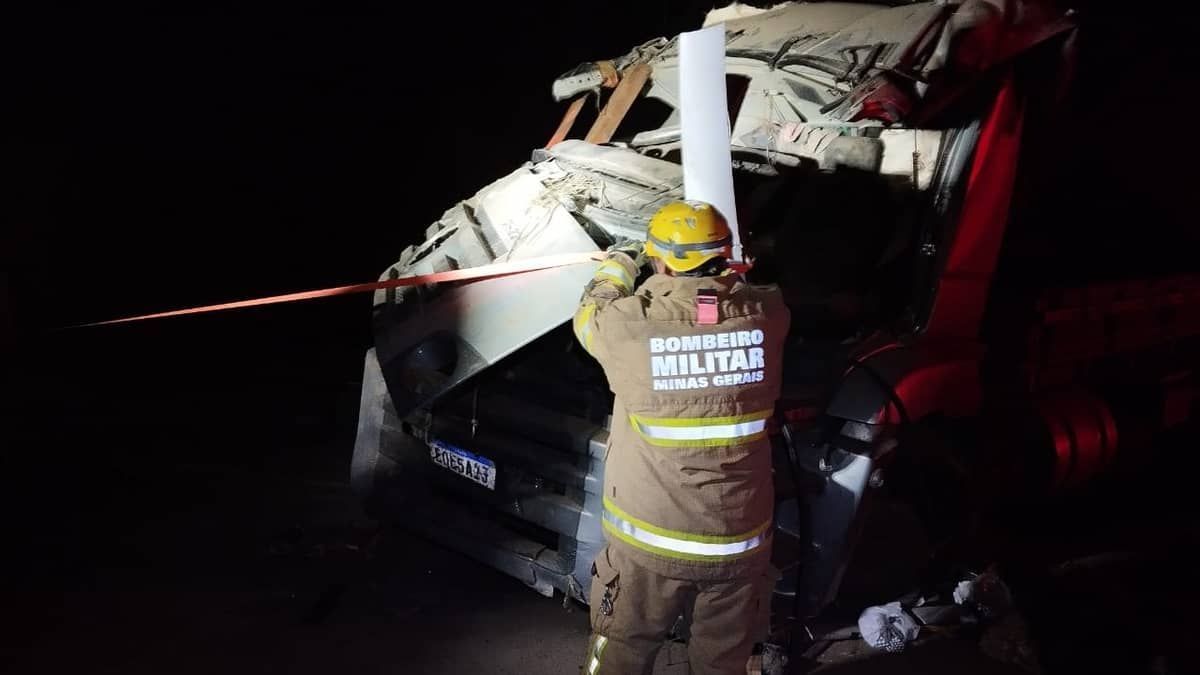 Passageiro de caminhão fica preso às ferragens após acidente em rodovia de MG