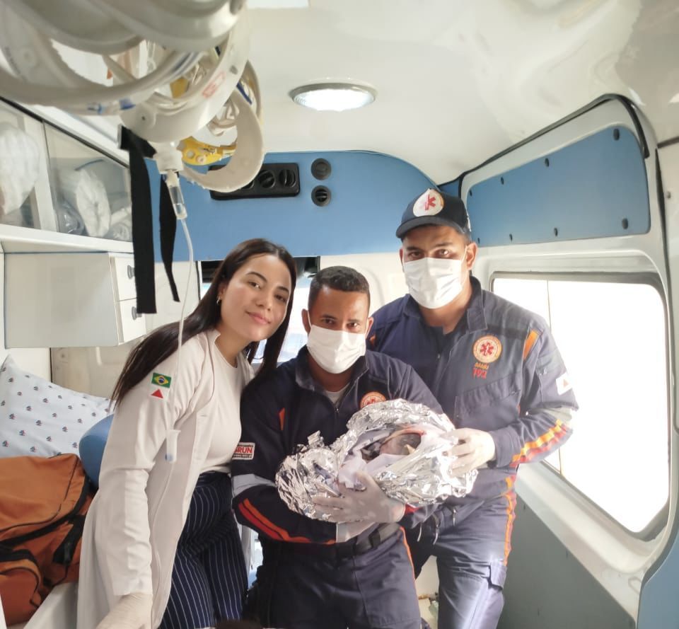Parto de emergência é realizado dentro de ambulância na BR-251