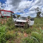 Idosa morre e duas pessoas ficam feridas após carro cair em ribanceira na MG-402 em Pintópolis, no Norte de Minas