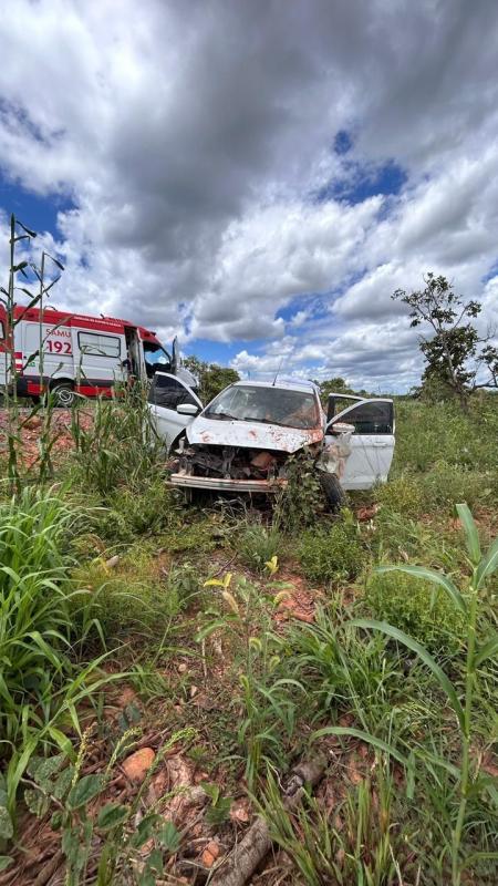 Carro em ribanceira na cidade de Pintípolis