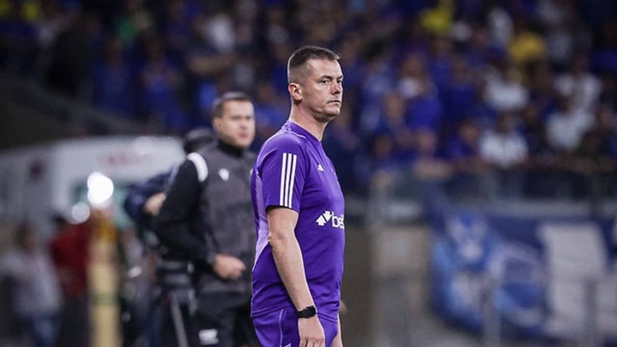 Auxiliar exalta 'jogo soberbo' e diz que Cruzeiro merecia vencer o Botafogo