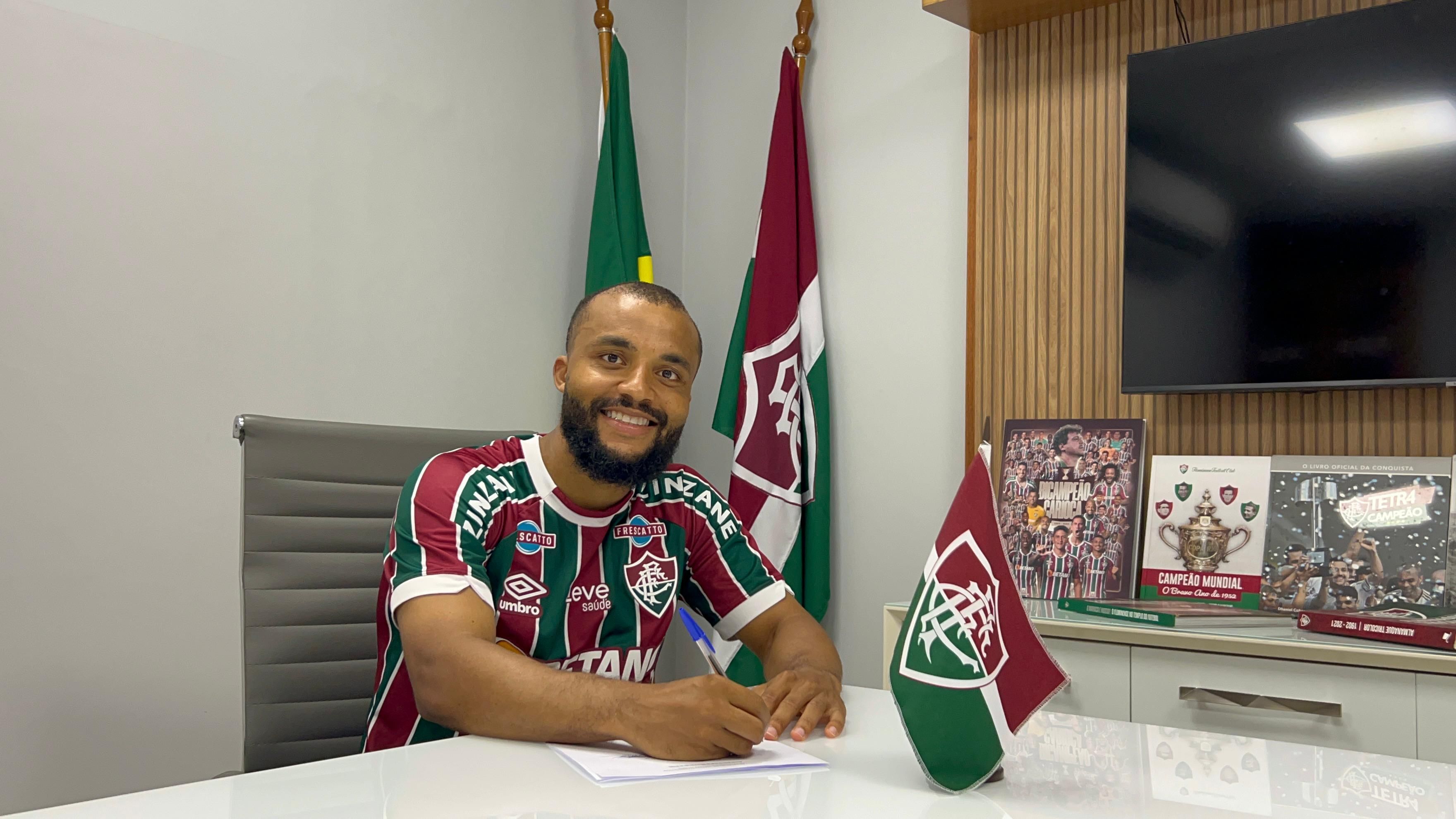 Samuel Xavier acerta renovação de contrato por mais um ano com o Fluminense