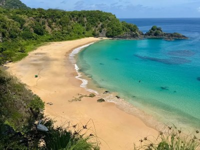 Um dos destaques de Fernando de Noronha é a Praia do Sancho, eleita várias vezes uma das mais bonitas do mundo
