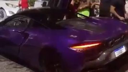 Sandero fazia transporte por aplicativo e o motorista do carro popular ficou ferido