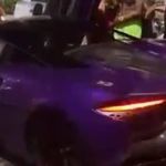 McLaren de quase R$ 4 milhões bate em Sandero e pedaços do carro de luxo ficam espalhados na rua