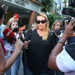 Ex-jogadora de vôlei investigada por agredir entregador com coleira presta depoimento