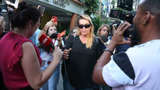 Sandra estava acompanhada por um advogado e não falou com a imprensa