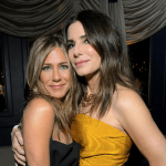 Sandra Bullock supera o luto ao lado de Jennifer Aniston com retiros de luxo e bem-estar