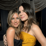 Sandra Bullock supera o luto ao lado de Jennifer Aniston com retiros de luxo e bem-estar