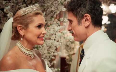 Sandra (Flávia Alessandra) reencontra Ernesto (Eriberto Leão) no Brasil e eles se beijam
