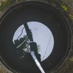 Moradora denuncia esgoto a céu aberto e Saneouro rebate 