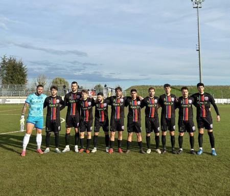 Matheus Vieira (primeiro da direita para a esquerda) com a equipe do Sangiustese VP