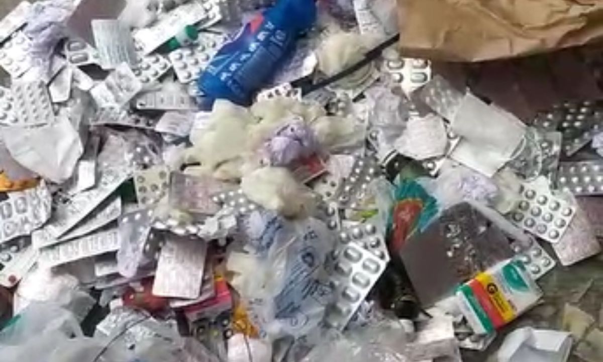 “Não consegui resolver”: pedestre denuncia descarte de medicamentos em avenida de Juiz de Fora