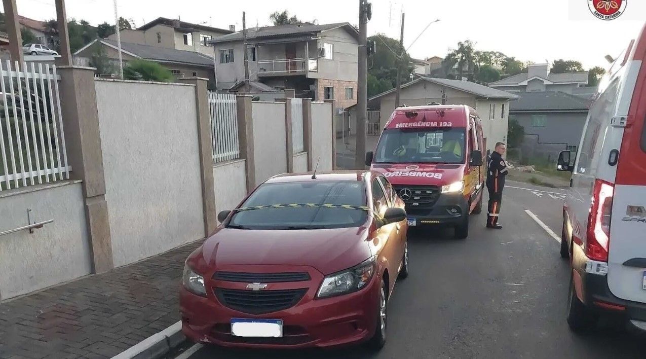 Menino morre após ser esquecido por mais de 10 horas dentro de carro em SC