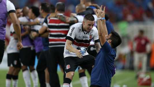 Thiago Galhardo, do Santa Cruz, comemora o acesso do clube na Série D