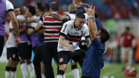 Thiago Galhardo, do Santa Cruz, comemora o acesso do clube na Série D