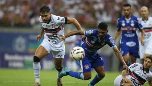 Jogadores de Santa Cruz e Maranhão em partida da Série D