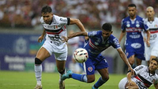 Jogadores de Santa Cruz e Maranhão em partida da Série D