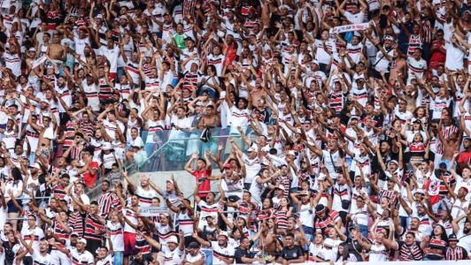 Torcida do Santa Cruz na Arena Pernambuco em jogo pela Série D do Campeonato Brasileiro