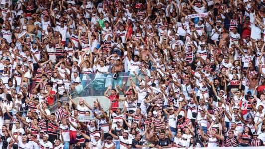 Torcida do Santa Cruz na Arena Pernambuco em jogo pela Série D do Campeonato Brasileiro