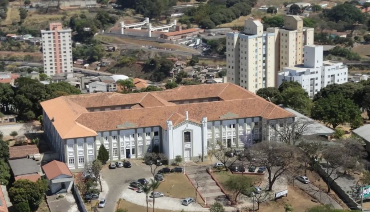 Procon multa colégio de Belo Horizonte em mais de R$ 50 mil por venda casada de material escolar