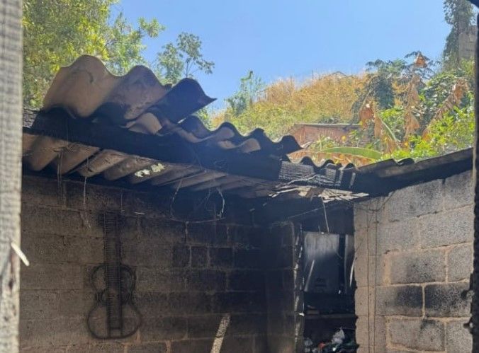 Incêndio atinge casa no bairro Santa Tereza, em BH