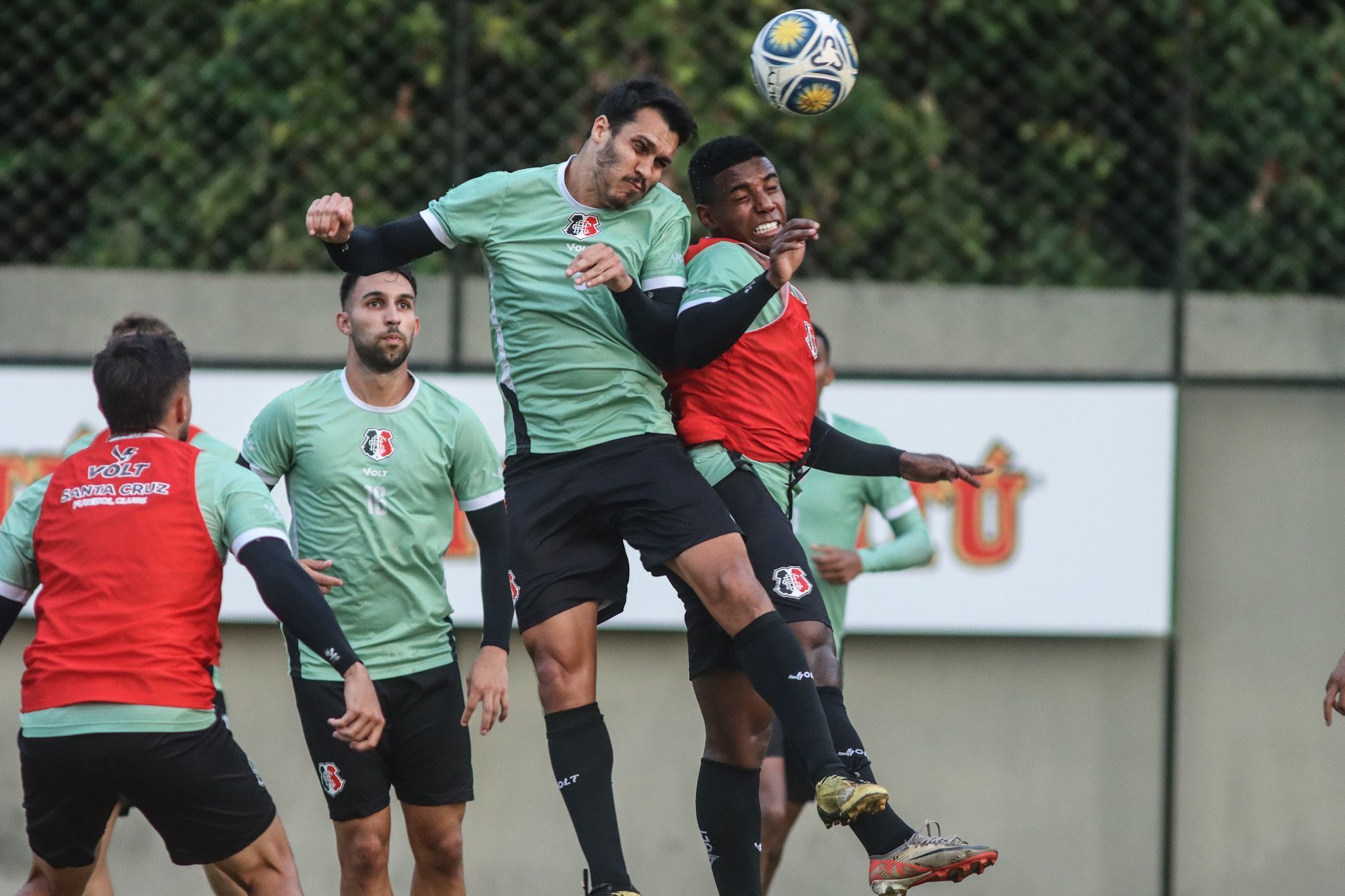 Após 10 meses sem jogar, Santa Cruz inicia 2025 com decisão pelo Nordestão