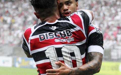 Jogadores do Santa Cruz comemoram vitória na Série D 2025