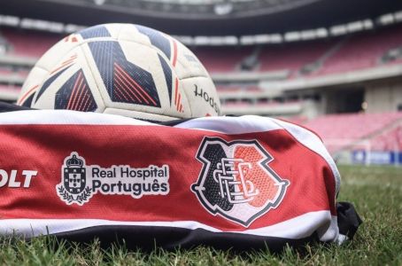 Camisa do Santa Cruz na Arena de Pernambuco para jogo da temporada 2025