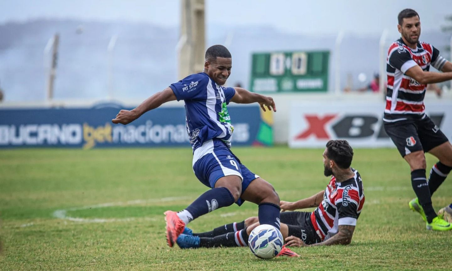 Santa Cruz sai atrás, mas arranca empate com o Decisão na abertura do Pernambucano