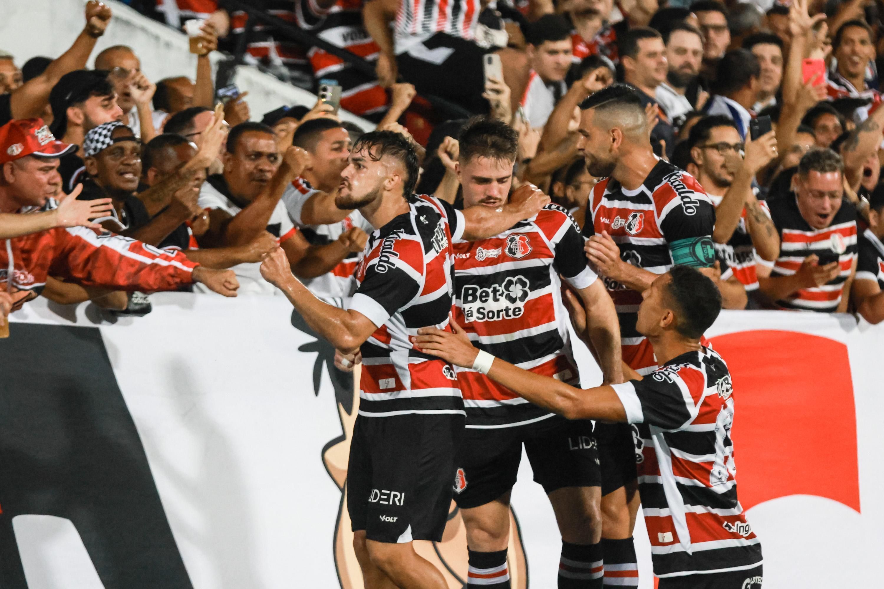 Pernambucano: Santa Cruz vence o Petrolina com festa da torcida no Arruda