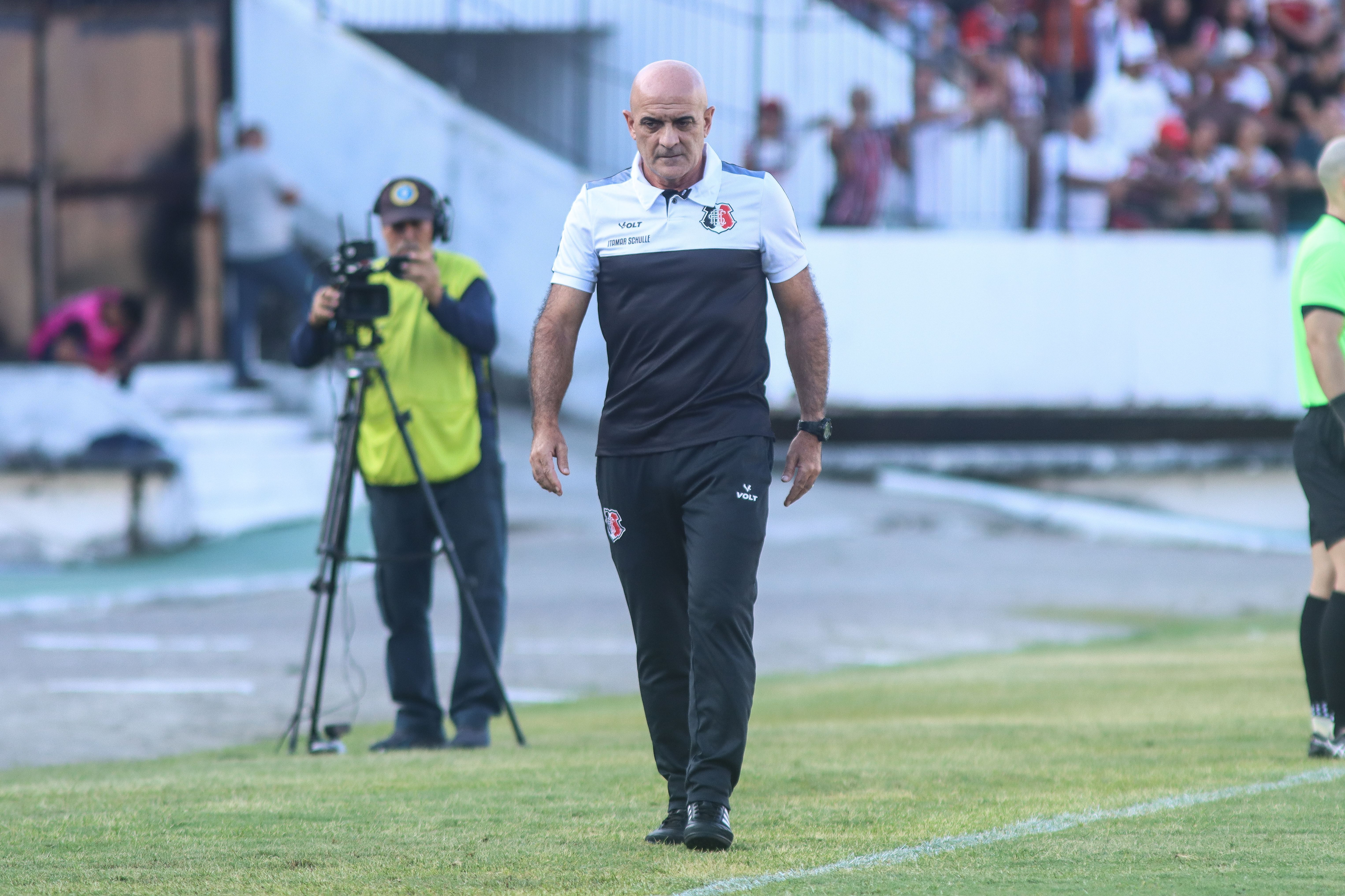 Em dia de reencontro, Santa Cruz recebe o Retrô de olho na liderança do Pernambucano
